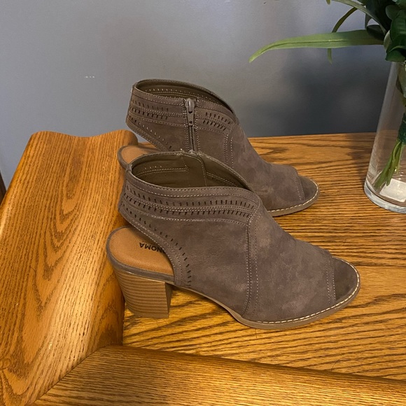 Chunky heel booties - Picture 4 of 10